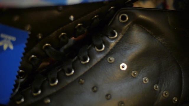 WRG™ Moments: Diesel x adidas Originals unboxing смотреть онлайн