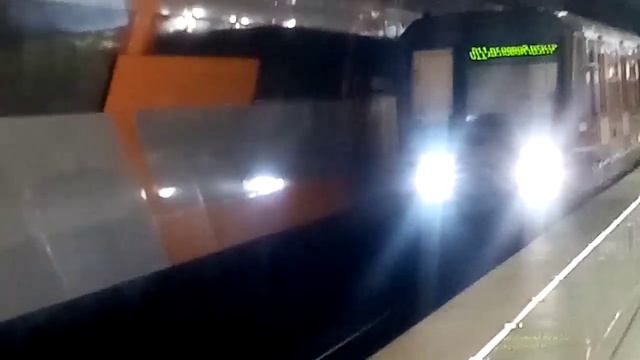 Состав метро 81 760 Ока прибывает на станцию Боровское шоссе смотреть онлайн