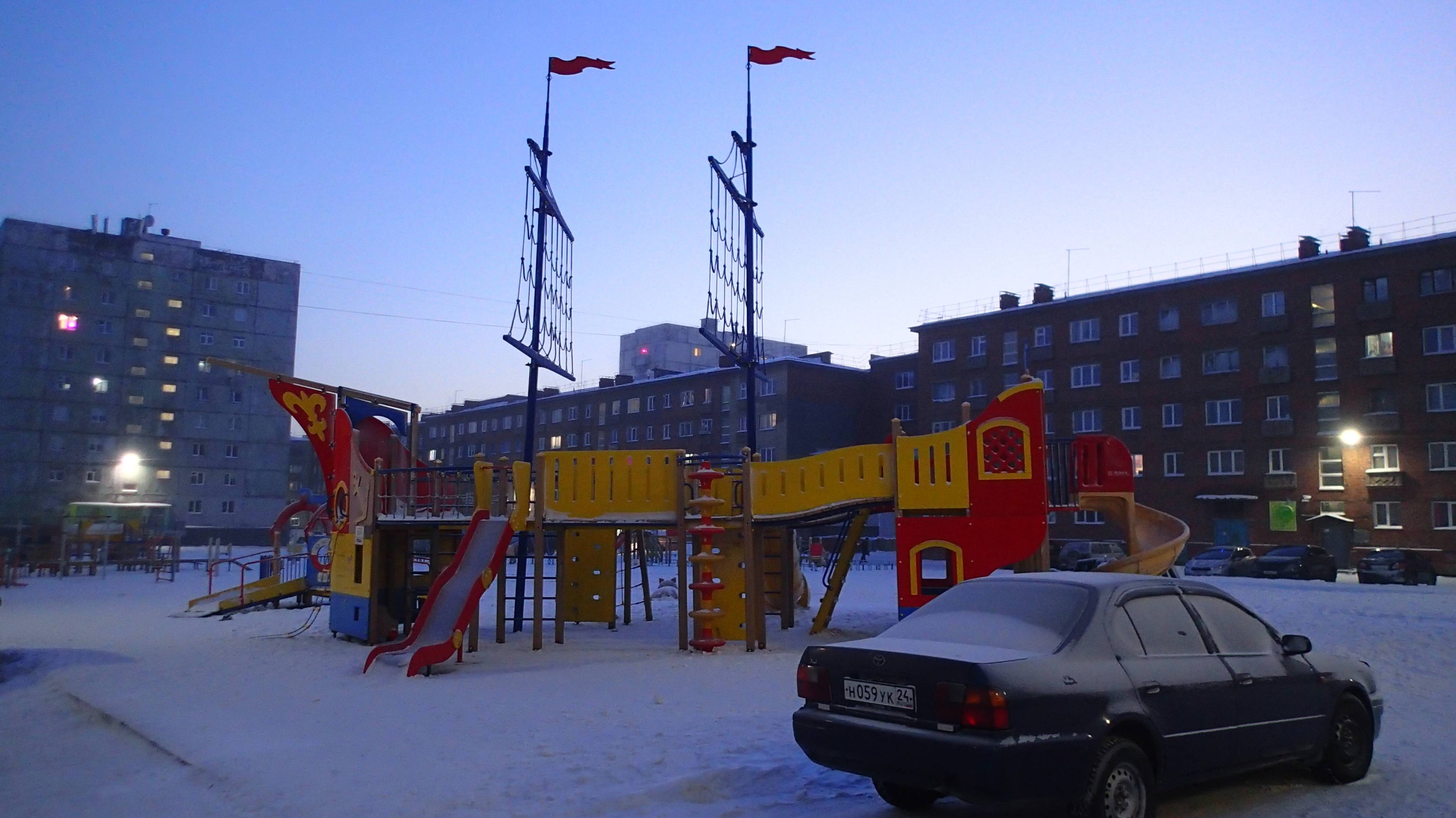 2024.11.13. В Норильске -28...-31! Ленинский пр. 37...39. Детская площадка. смотреть онлайн
