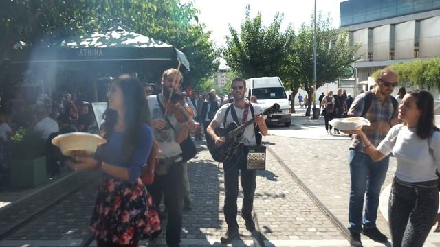 Beautiful Greek People in Athens singing traditional Greek music смотреть онлайн