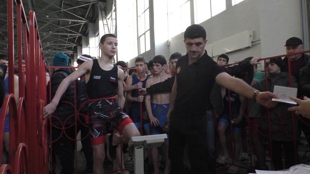 Взвешивание борцов до 55 кг на первенстве СКФО 2024 среди юношей до 18 лет во Владикавказе. смотреть онлайн