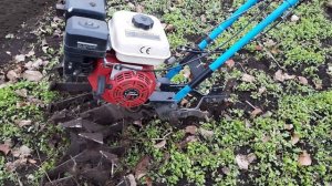 Осенняя вспашка огорода переделанным мотокультиватором.