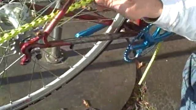 Fixie Bike Chain Install - How to DIY - Master Link - BikemanforU смотреть онлайн