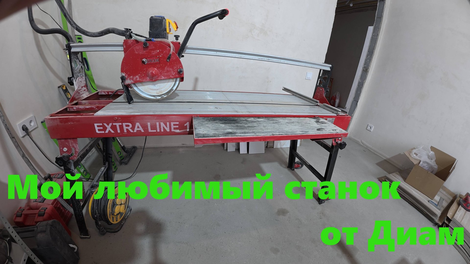 Мокрая резка керамогранита на электрическом плиткорезе EX-1200/1.8 DIAM смотреть онлайн