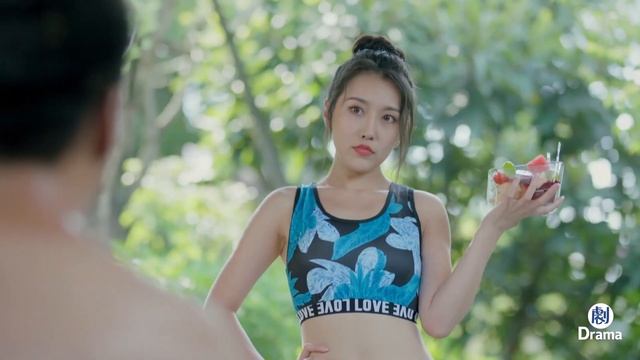 【最新電影】老總耍无赖泼律师一身水，哪知她是董事長千金，下跪叫妈