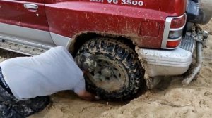 Реально Арабский метод вытаскивания авто. Мешком с песком.