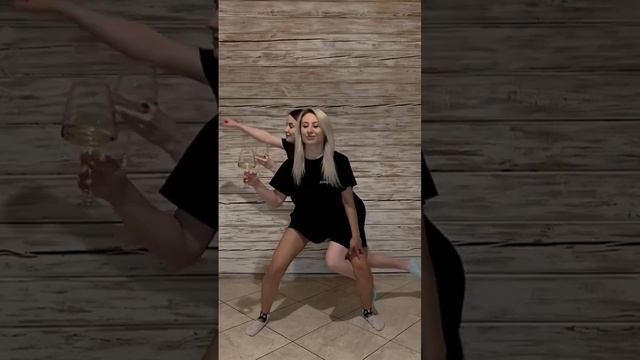 Это видео обошлось нам в два падения, два синяка и забитые мышцы😁#девушки#приколы#тренды#дружба смотреть онлайн