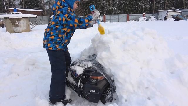 Andrew drives his car, children ride on police cars and tuck in the snow Children pretend to be ch смотреть онлайн