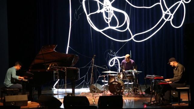Amir Darabi, Hamzeh Yeganeh,Amin Taheri-Spain смотреть онлайн