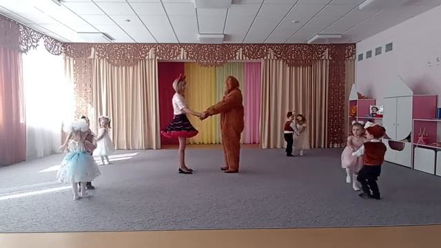 Песня-пляска «Мишка с куклой пляшут полечку» смотреть онлайн