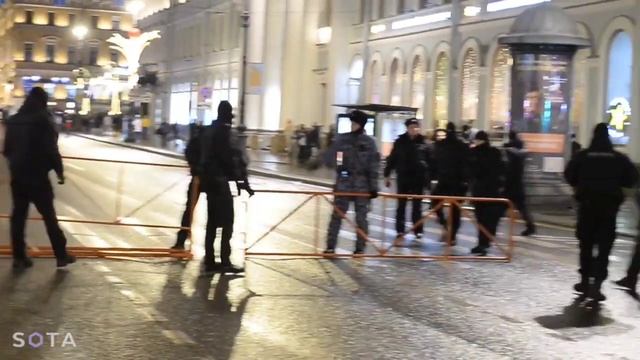 Питербург, п * лиция без объяснений традиционно перекрыла проход на Дворцовую площадь смотреть онлайн