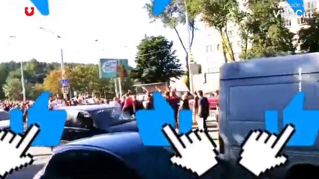 Сотни рабочих начали кричать "Уходи" во время выступления Лукашенко на заводе колесных тягачей в Ми смотреть онлайн