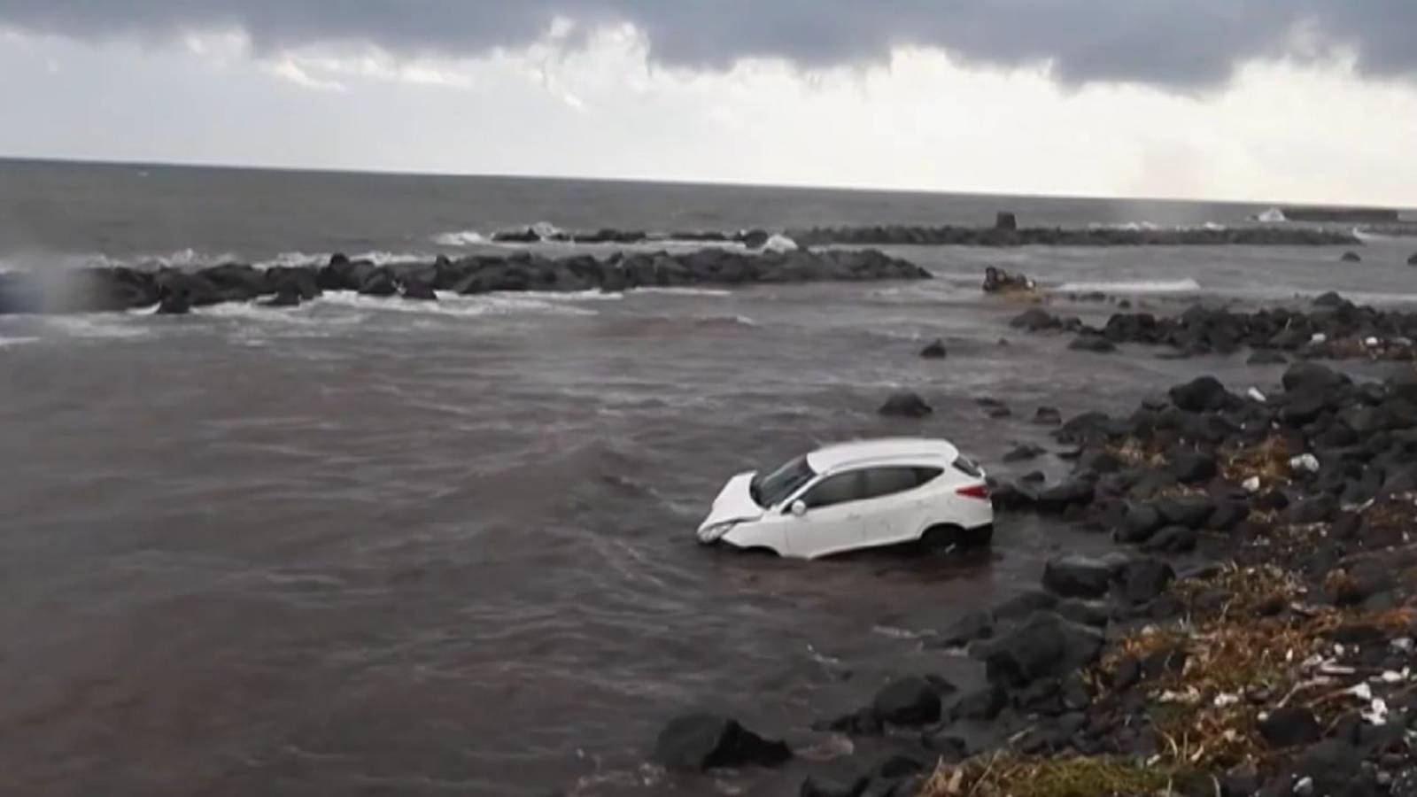 Суша полностью исчезла, целые города оказались под водой. Испания и Италия переживают потоп смотреть онлайн