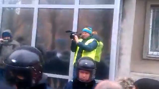 Генерал Каплій спілкується з колишніми підлеглими смотреть онлайн