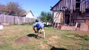 Ручное бурение лунки для фундаментной сваи в реальном времени
