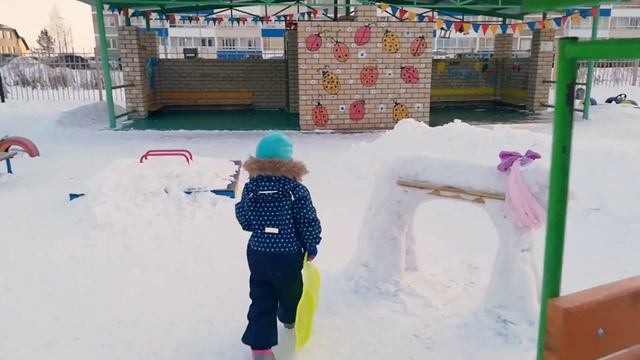 Vlog Доброе утро, по пути в садик катаемся с горок смотреть онлайн