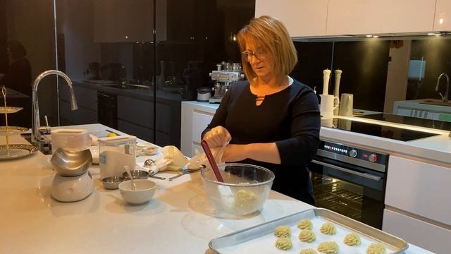 Amaretti Biscuits - Baking with Dimi смотреть онлайн