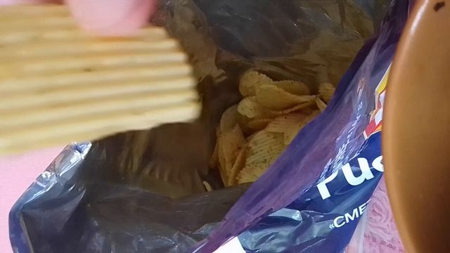 Пробую чипсы Lays Сметана и лук рифленые смотреть онлайн