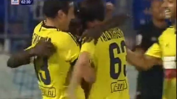 защитники смешно празднуют гол.