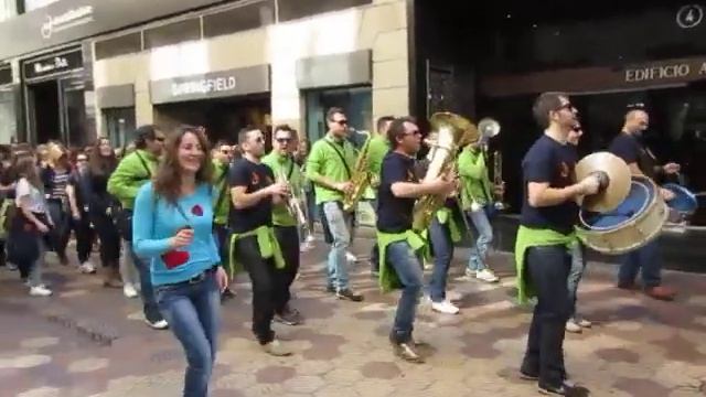Хотите праздника? Тогда вам в Испанию, друзья! Здесь что ни день, то fiesta))) смотреть онлайн