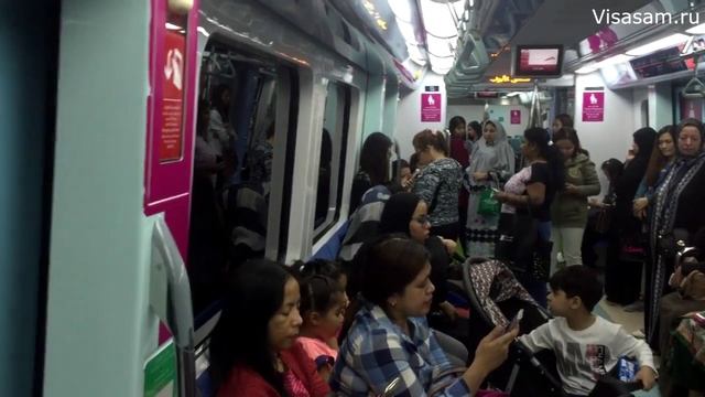 Метро в Дубае. Его особенности в том, что мужчины и женщины едут в разных вагонах. Надо знать. смотреть онлайн