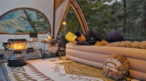 Одиночный кемпинг под дождем с моей собакой . Отдых в горячей палатке . Дровяная печь ASMR