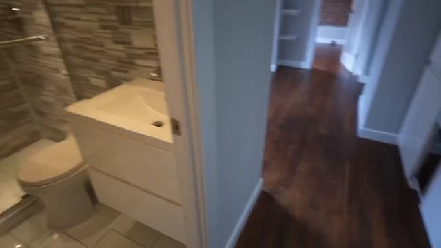 This Tiny NYC Apartment is Like Living in a Jail Cell... смотреть онлайн