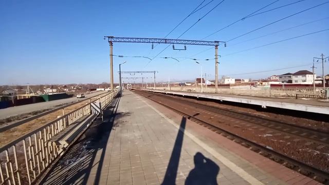 Серый зимний. Э5К-008 "Ермак" с вагоном-лабараторией и приветливой бригадой смотреть онлайн