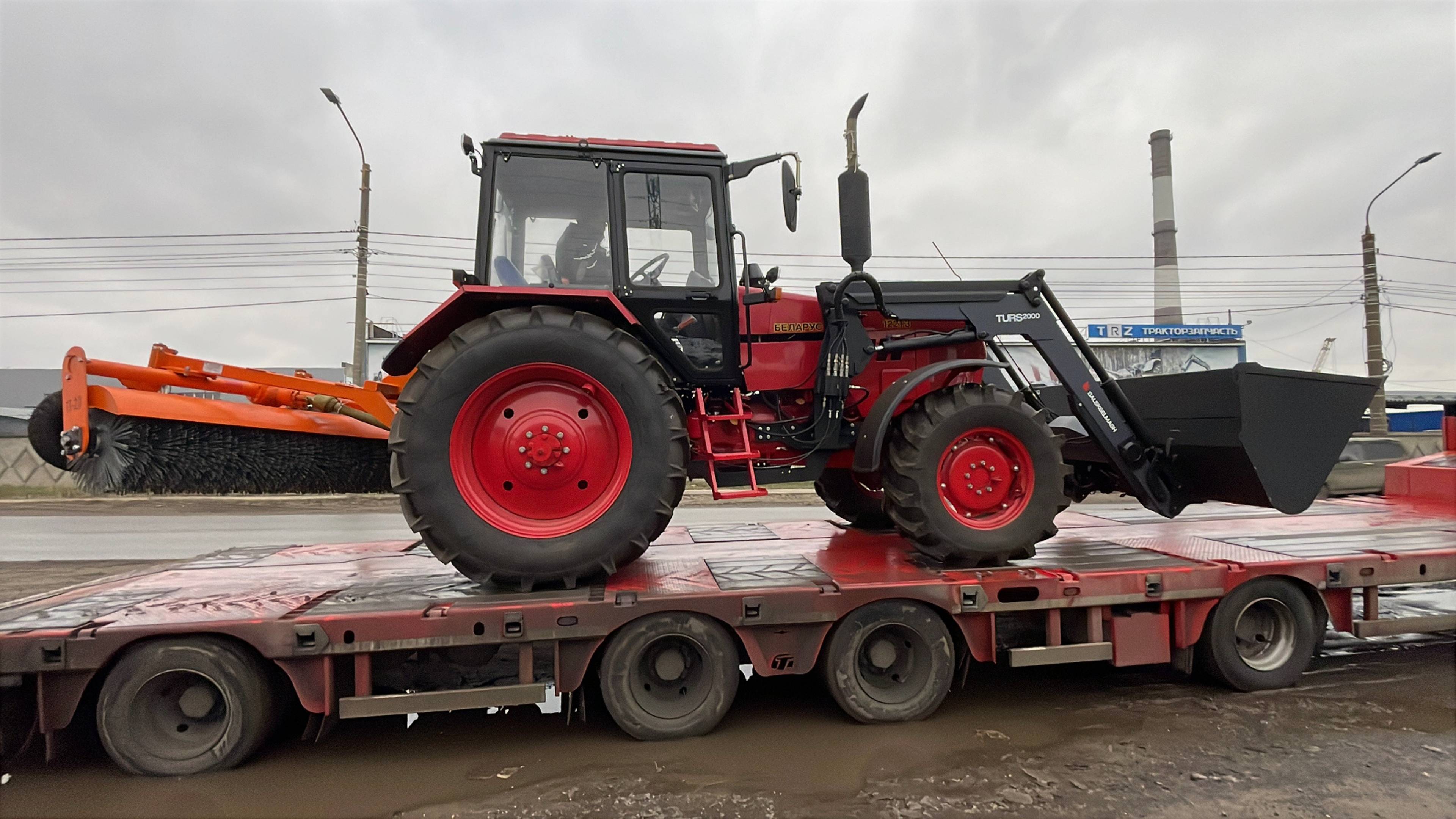 Трактор Беларус-1221.3 с кондиционером, подогрев зеркал , погрузчик ТУРС и щетка смотреть онлайн
