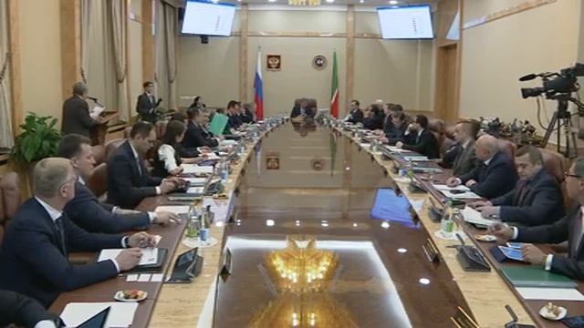 Рустам Минниханов провел заседание совета директоров "Татнефтехиминвест-холдинга" смотреть онлайн