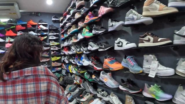Sneaker Shopping In The Philippines! Exploring Fake Sneaker Mall For The First Time! смотреть онлайн