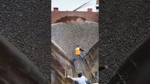 Строительство, разгрузка баржи со щебнем