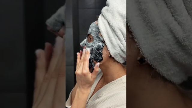 Маска Черная пузырьковая Вулканический Пепел смотреть онлайн