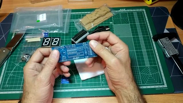 Электронные часы с корпусом(термометр,будильник),набор для сборки. смотреть онлайн