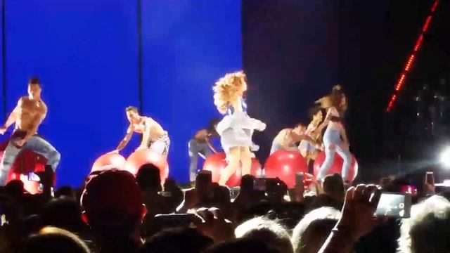 Selena Gomez Takes Major Fall In Concert - VIDEO смотреть онлайн