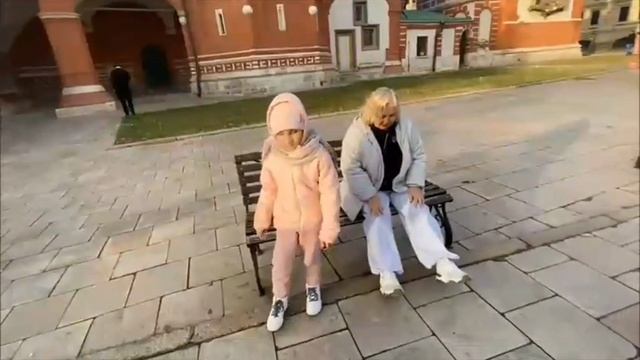 Продолжаем нашу прогулку и сейчас мы у храма Василия Блаженного. смотреть онлайн