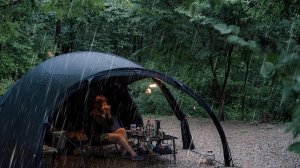 Кемпинг под сильным дождем в лесу, где дождь похож на водяные бомбы