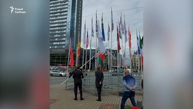На чэмпіянаце сьвету ў хакеі замянілі чырвона-зялёны сьцяг на бел-чырвона-белы смотреть онлайн