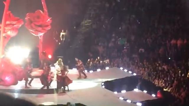 Me & The Rhythm - Selena Gomez - Revival tour - Winnipeg - 05/20/16 смотреть онлайн