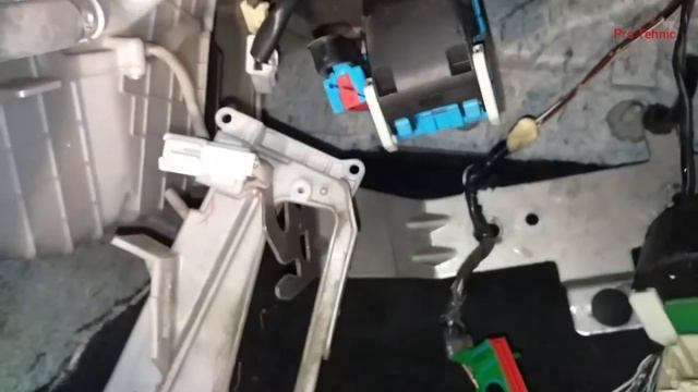 Mazda 3 замена салонного фильтра.mp4 смотреть онлайн