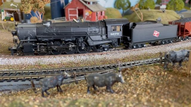Milwaukee Road Mikado 2-8-2 #8679 Pulls Coal Train смотреть онлайн