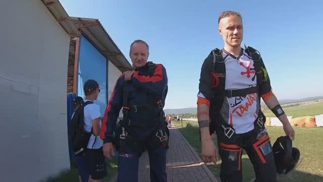 Веденичев Серёга. Прыжок с парашютом! День ВДВ! Тандем. Высота 4000 м. 02.08.2019 г. смотреть онлайн