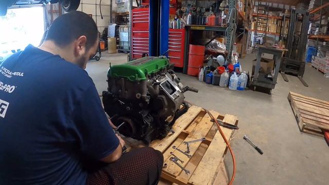 Cobalt SS Build Part 2: Engine Teardown!!!! смотреть онлайн