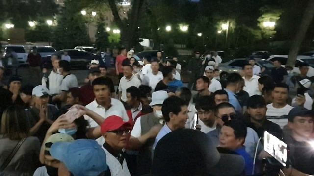 Противники партии «Кыргызстан» продолжают митинговать у здания ЦИК