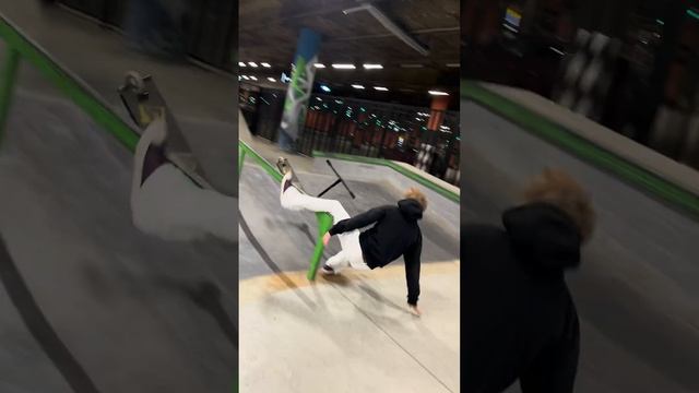 Семен Черепанов разносит скейт-парк! #kickmeat #самокат смотреть онлайн