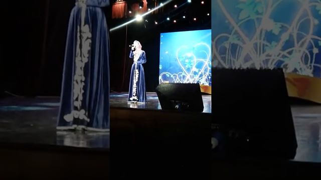 Девушка красиво поёт песню про маму))) смотреть онлайн