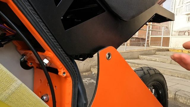 Большой аккумулятор в электровелосипеде.