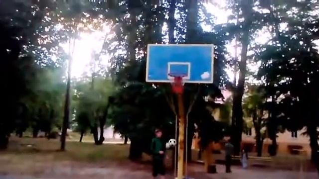Мой друг бьет в кольцо и забивает!!!;) смотреть онлайн