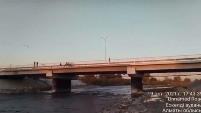Дети устроили опасные для жизни игры на мосту в Талдыкоргане смотреть онлайн