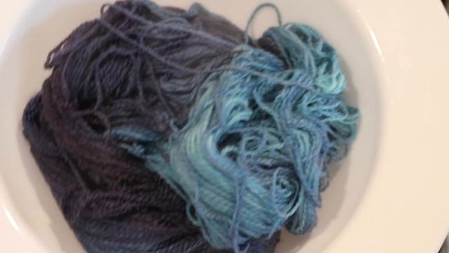 Dip Dyeing Galileo Yarn (Wool/Viscose Blend) in Wilton's Delphinium Blue Food Coloring смотреть онлайн